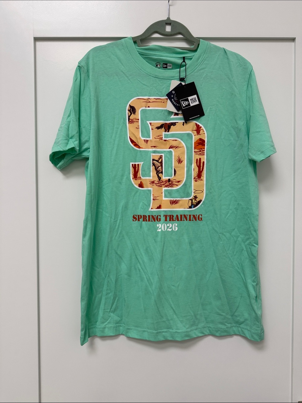 NWT!! New Era Padres Spring training t-shirt- men’s L